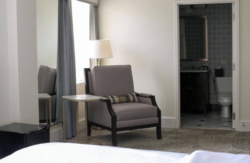 Charlotte Center City Hotel | Traditional Downtown Hotel Near Charlotte Convention Center With On-Site Dining