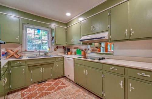 Drayton House | Tranquil and Stylish 4BR House Surrounded by Nature in Spartanburg