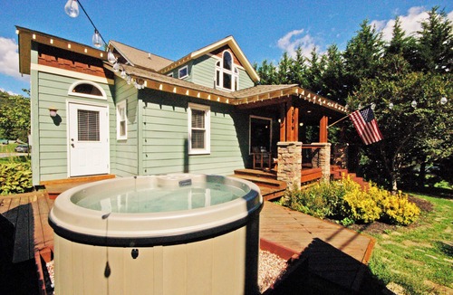 Waynesville House | Tranquil & Charming Hideaway ♛ King Suite, Hot Tub, Fire Pit & Covered Porch