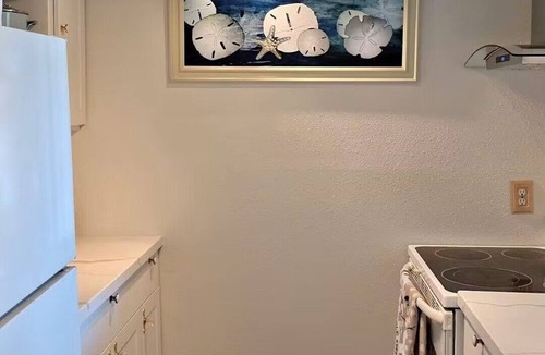 New Town Condo | Tranquil condo/AC, WIFI, Outdoor Pool, Full kitchen, Livingroom in Key West