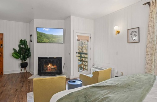 Townsend Hotel | Tranquil Corner Room - Peaceful Lodge Retreat