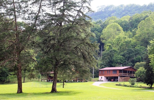 Crossville Cabin | Tranquil Cottage Located at The Head Of The Sequatchie Valley.