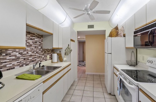 Kings Lake Condo | Tranquil First-Floor Condo with Lanai, Pool & Lake in Naples