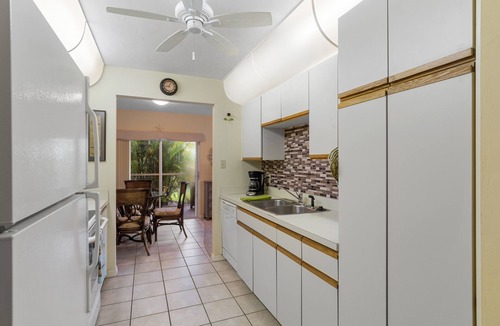 Kings Lake Condo | Tranquil First-Floor Condo with Lanai, Pool & Lake in Naples
