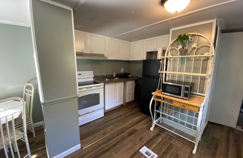 Candler House | Tranquil Hidden Gem mobile home in awesome Ocala with AC, WiFi