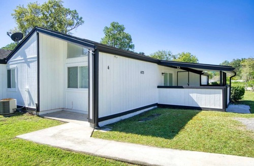 Southpoint House | Tranquil Manor - 2 bed/1 bath