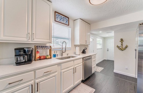 Disston Heights House | Tranquil Neighborhood Retreat