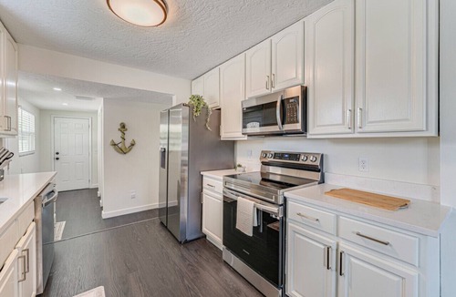 Disston Heights House | Tranquil Neighborhood Retreat
