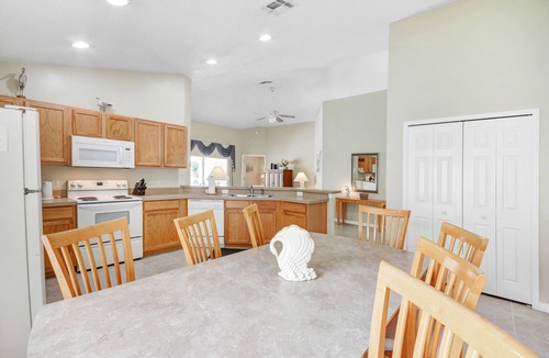 Florida Pines House | Tranquil Pool Retreat near Disney, Shopping, and dining - two master bedrooms