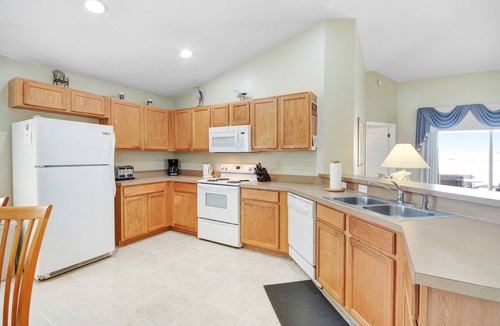 Florida Pines House | Tranquil Pool Retreat near Disney, Shopping, and dining - two master bedrooms