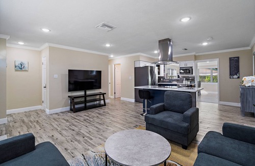 Pinellas Park House | Tranquil Retreat - Ideal for Work and Leisure