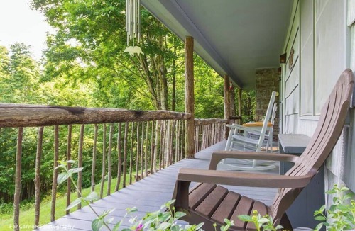 Maggie Valley Cabin | Tranquility Cabin | Rustic Mtn Retreat for 6