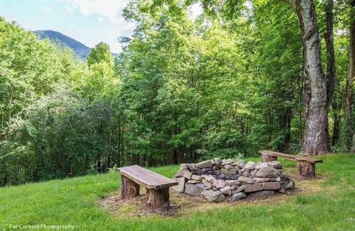 Maggie Valley Cabin | Tranquility Cabin | Rustic Mtn Retreat for 6