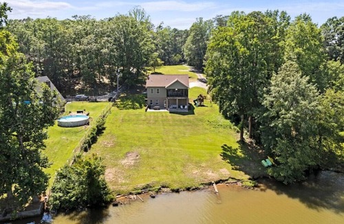 Easley House | Tranquility on the Lake- Greenville Lakehouse!