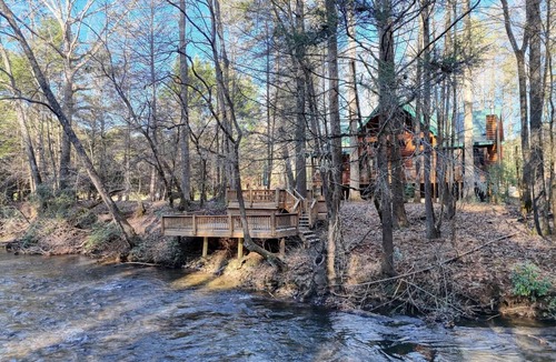 Suches House | Tranquility on the Toccoa River - Dog-friendly, 4BR cabin w/hot tub in Suches!