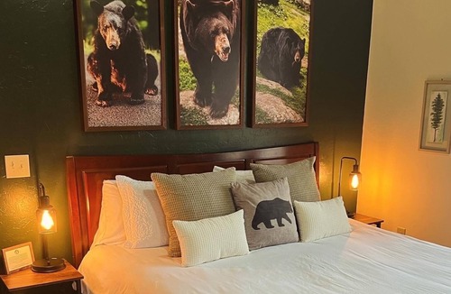 Sapphire House | Traveling Bear Cottage , Traveling Bear Cottage