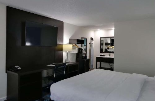 Calhoun Hotel | Travelodge by Wyndham Calhoun South I-75