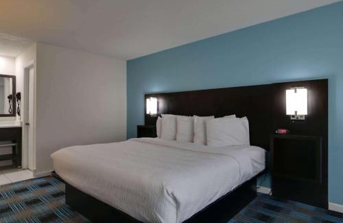 Calhoun Hotel | Travelodge by Wyndham Calhoun South I-75