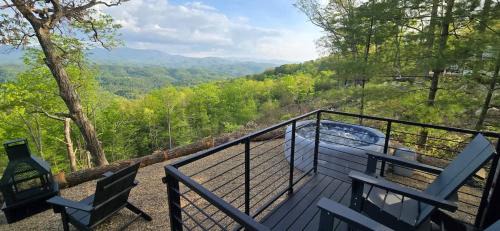 Tallassee House | Tree House views of the Smoky Mountains Family