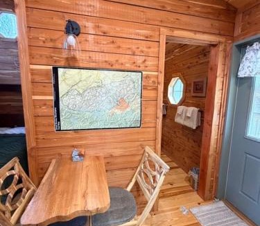 Walland Ski Chalet | Treehouse by the Creek