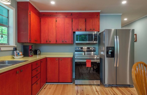 Skyland Cabin | Treehouse in the woods Hot Tub! Fire Pit! Sleeps 6