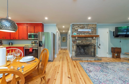 Skyland Cabin | Treehouse in the woods Hot Tub! Fire Pit! Sleeps 6