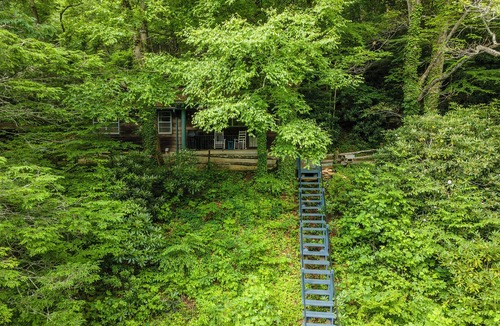 Skyland Cabin | Treehouse in the woods Hot Tub! Fire Pit! Sleeps 6