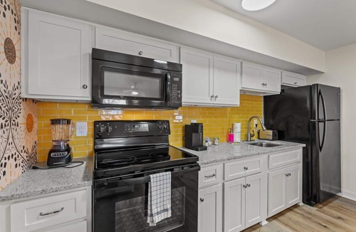 Windy Hill Apartment | TreeHouse Lodge, Walk to Beach, Pet-Friendly 304