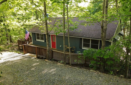 Lake Lure House | Treetops Cottage, wrap around deck, Wi-Fi, pet friendly, close to Lake Lure.