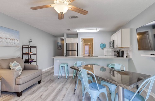 Fort Walton Beach - Destin Condo | Trendy condo with full kitchen, shared pool, and easy beach access