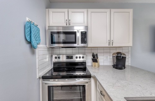 Fort Walton Beach - Destin Condo | Trendy condo with full kitchen, shared pool, and easy beach access