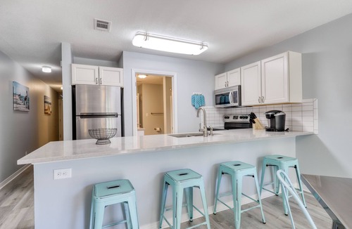 Fort Walton Beach - Destin Condo | Trendy condo with full kitchen, shared pool, and easy beach access