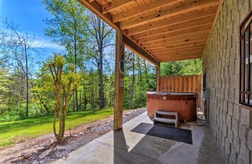 Trenton House | Trenton Cabin w/Hot Tub - 14 Mi to Lookout Mtn!