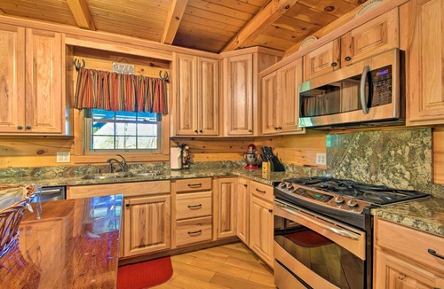 Trenton Cabin | Trenton Cabin w/Hot Tub - 14 Mi to Lookout Mtn!