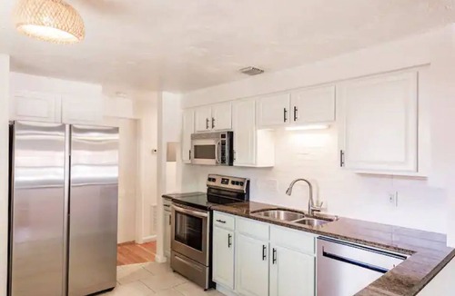 Mango Groves House | Tropical Bungalow, Walk to Lake Ave & Beach