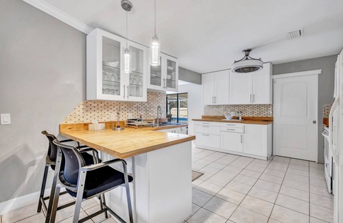 Murdock House | TROPICAL FAMILY OASIS ON CANAL-PET FRIENDLY