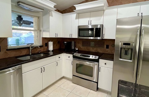 North Port House | Tropical Getaway close to Mineral springs,Beaches!
