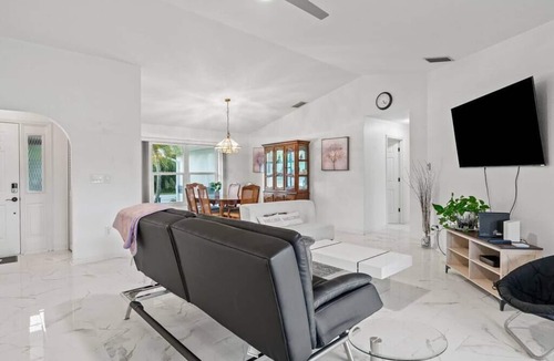 Port Charlotte House | Tropical Getaway for 8!
