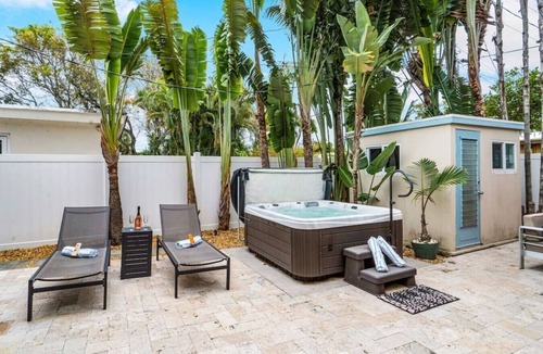 Middle River Terrace House | Tropical Heated Pool+Hot Tub! 1 Mile To Beach!