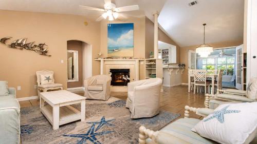Navarre House | Tropical Home with Tiki Bar near Navarre Beach