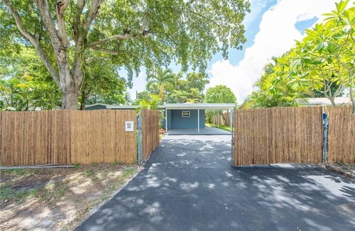 Fort Lauderdale House | Tropical House 3 Bedrooms with Pool in Oakland Park