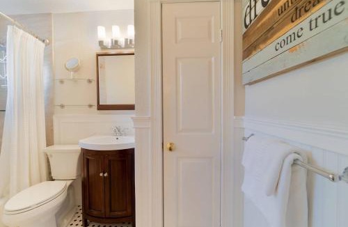 Grandview Heights House | Tropical Nola Studio Vacation Rental