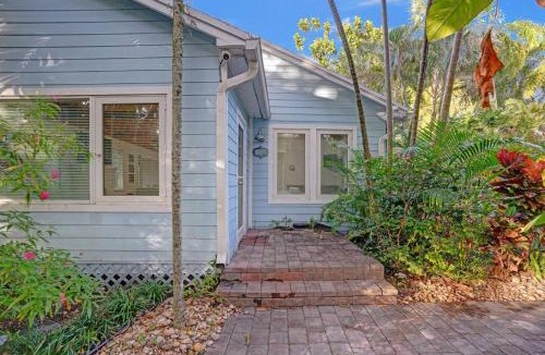 Sailboat Bend House | Tropical Oasis 2BR House w Pool