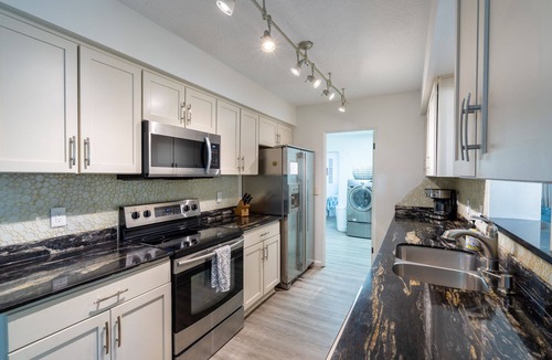 South Sarasota House | Tropical Oasis Near Siesta Key Beach, Air Purifier, 6 Beds, Sleeps 8