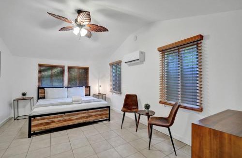 Sailboat Bend House | Tropical Oasis Studio w Pool