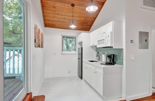 Sailboat Bend Apartment | Tropical Oasis Studio w Pool
