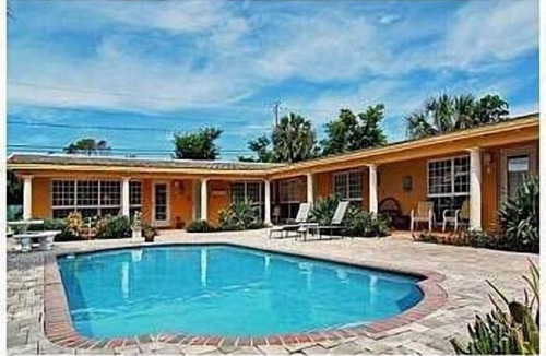 Dolphin Isles Apartment | Tropical oasis 1 bed 3 min walk to beachnStay 1 week save 10% 1 month save 20%