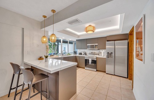 Cooper City Villa | Tropical Oasis with Heated Salt Water Pool & Bar!