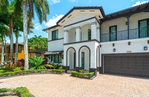 Ludlam House | Tropical Paradise deluxe villa