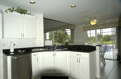 Crown Pointe House | Tropical Paradise on The Lake with Pool 10 minutes from the Beach